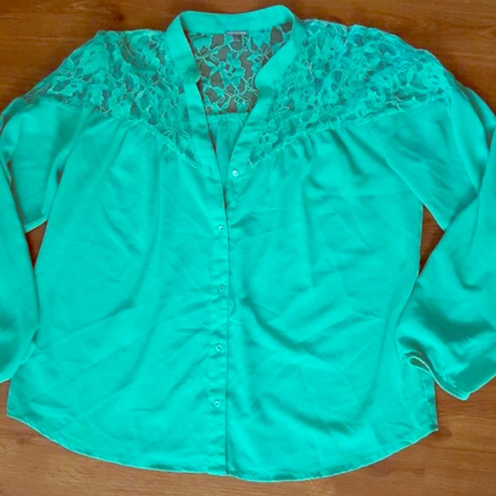 CHARLOTTE RUSSE • Teal Lace Detail • BLOUSE